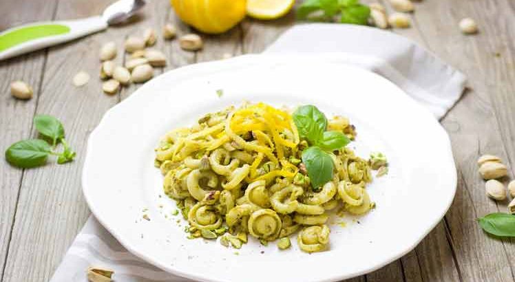 Tortellini met courgette en pesto