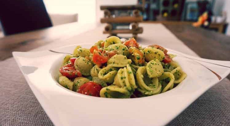 Pasta pesto met geitenkaas en tomaat