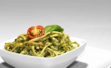 Spaghetti met pesto, rucola en pijnboompitten